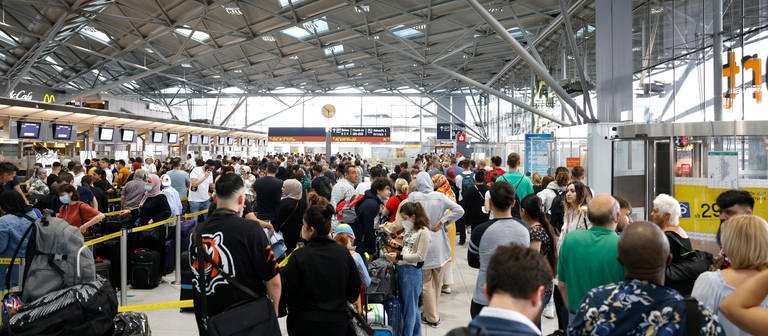 Passagiere stehen in einer Schlange von mehreren hundert Metern für die Sicherheitskontrolle am Flughafen Köln-Bonn (Foto: dpa Bildfunk, picture alliance/dpa | Thomas Banneyer)
