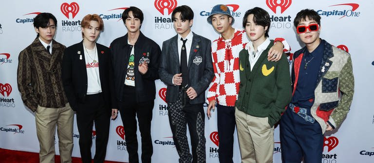 Die Band BTS posiert für Pressefotos. (Foto: IMAGO, IMAGO / NurPhoto)