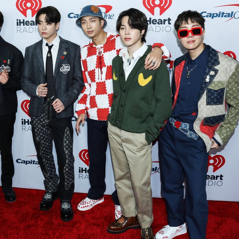 Die Band BTS posiert für Pressefotos. (Foto: IMAGO, IMAGO / NurPhoto)
