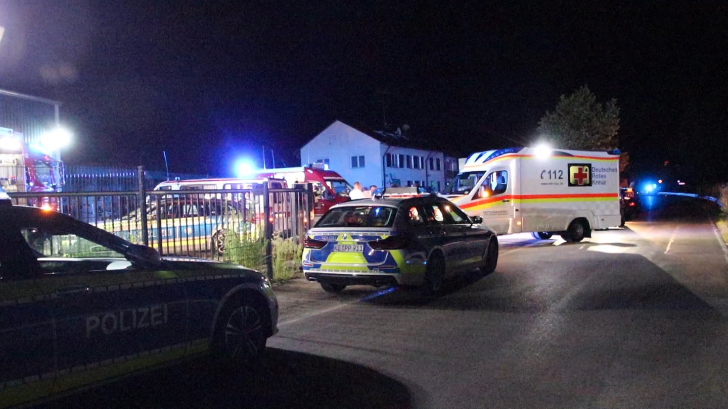 Polizei und Rettungsdienste stehen nach einem Messerangriff an der Asylbewerberunterkunft in Kressbronn