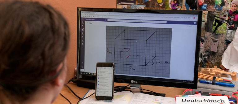 Schülerin macht digitalen Unterricht an ihrem Computer (Foto: DASDING, IMAGO / MiS)