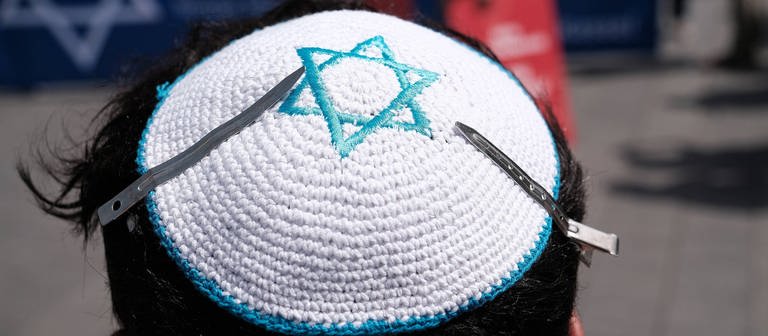 IMAGO  Hartenfelser (Foto: IMAGO, Demontranten gegen Antisemitismus und PRO Israel Symbolbild Kippa oder seltener Jarmulke religiöse Kopfbedeckung männlicher Juden)