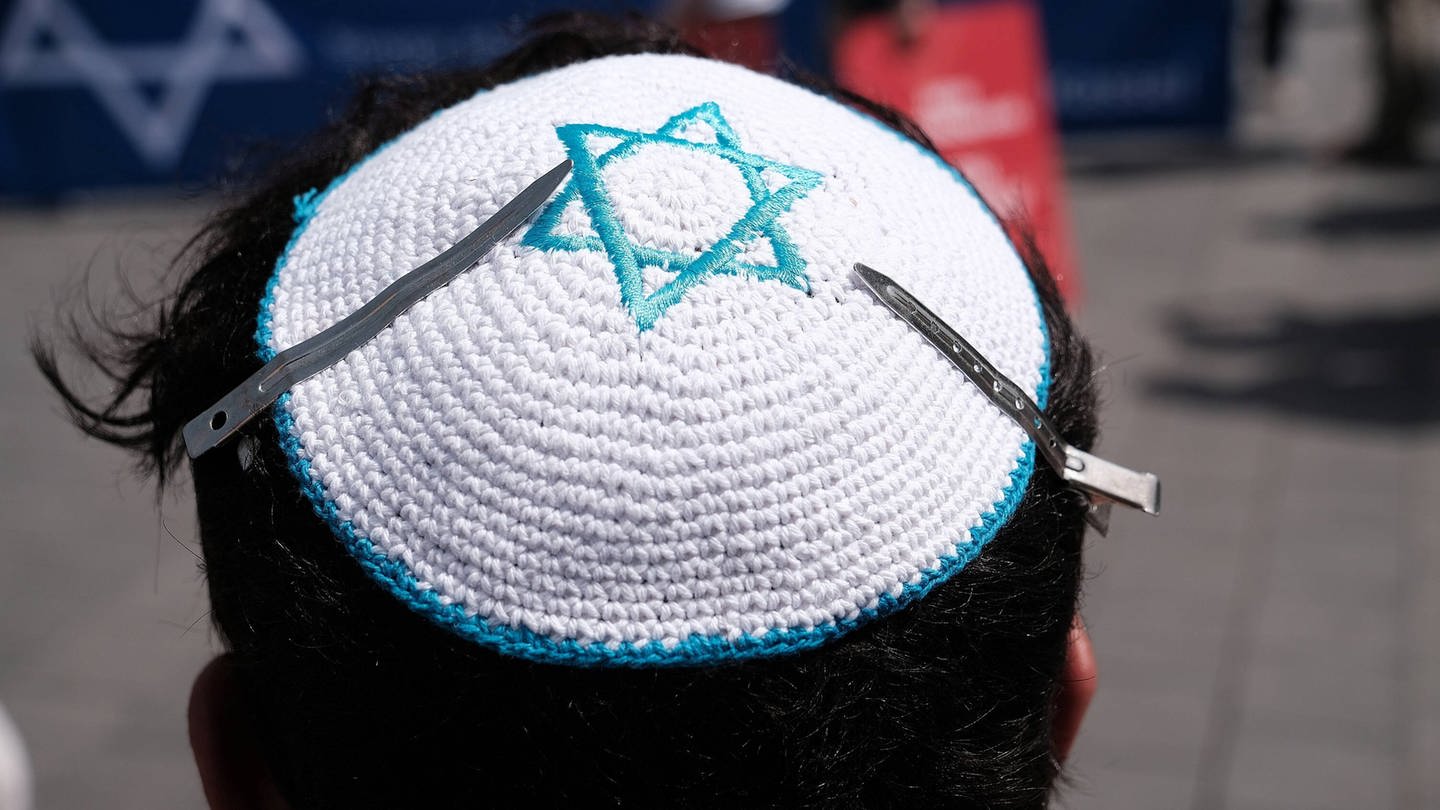 IMAGO / Hartenfelser (Foto: IMAGO, Demontranten gegen Antisemitismus und PRO Israel Symbolbild Kippa oder seltener Jarmulke religiöse Kopfbedeckung männlicher Juden)