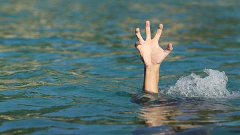 Hand of a man drowning in the sea model released Symbolfoto (Foto: IMAGO, IMAGO / Panthermedia)
