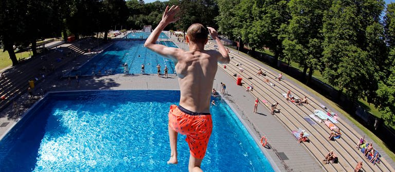 IMAGO  Future Image (Foto: Getty Images, Im Kölner Stadionbad genießen Badegäste den Beginn der Freibad-Saison und springen vom Sprungturm (7,5m) ins Sprungbecken.)