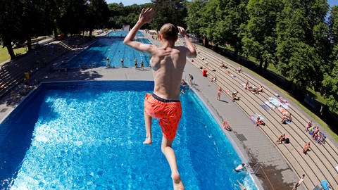 IMAGO  Future Image (Foto: Getty Images, Im Kölner Stadionbad genießen Badegäste den Beginn der Freibad-Saison und springen vom Sprungturm (7,5m) ins Sprungbecken.)