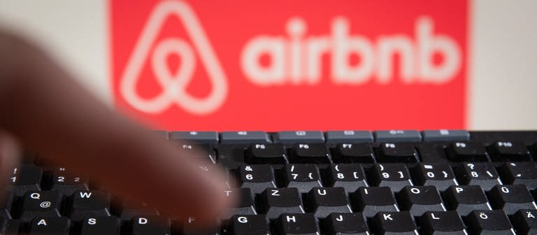 «airbnb» ist hinter einer Computertastatur zu lesen. (Foto: dpa Bildfunk, picture alliance/dpa | Friso Gentsch)