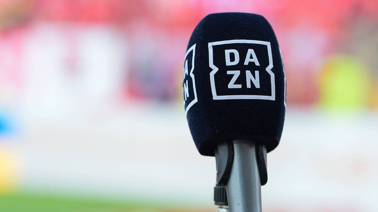 DAZN-Logo Mikrofon (Foto: IMAGO, Claudio Grassi/LaPresse)