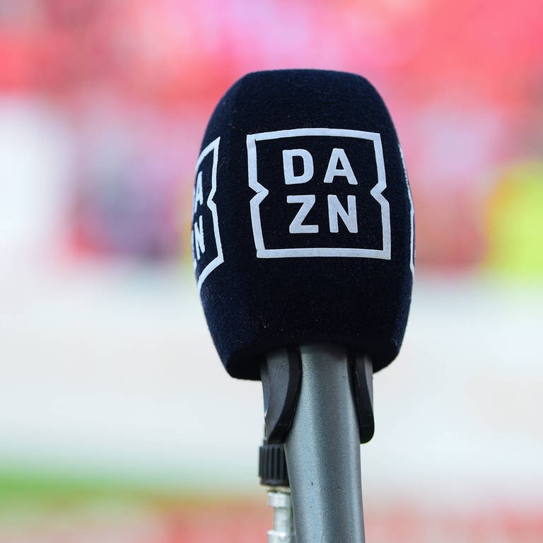 DAZN-Logo Mikrofon (Foto: IMAGO, Claudio Grassi/LaPresse)