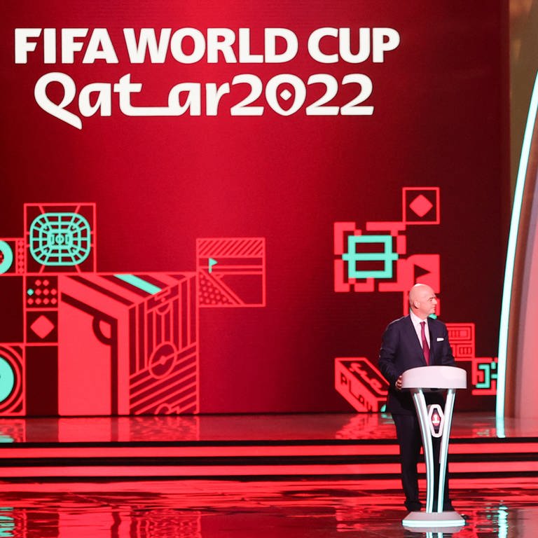 Fußball: WM, Auslosung der Vorrunde in Doha. Fifa-Präsident Gianni Infantino (l) und Scheich Tamim bin Hamad Al Thani, Emir von Katar, stehen zu Beginn der Auslosung auf der Bühne. (Foto: dpa Bildfunk, picture alliance/dpa | Christian Charisius)