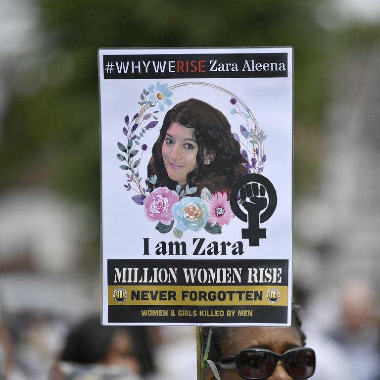Ein Plakat wird während einer Mahnwache für die ermordete Zara Aleena in London in die Höhe gehalten. (Foto: picture-alliance / Reportdienste, picture alliance/dpa/PA Wire | Beresford Hodge)