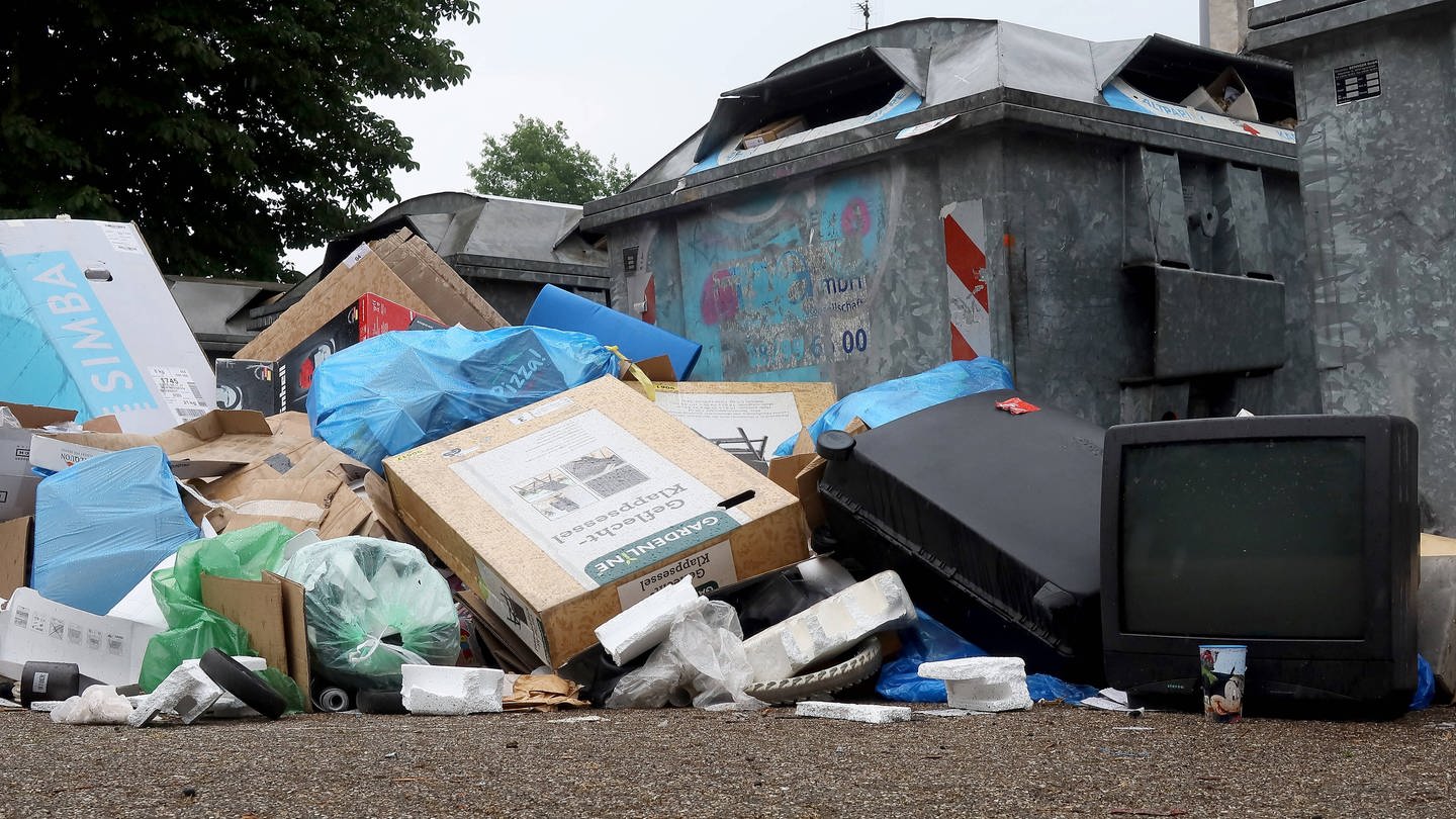 Altpapiercontainer, Müllabladeplatz , illegale Entsorgung von Abfall, Fernsehgeräten, Teppichen ,Koffern ,Farbeimern und Plastikmüll.