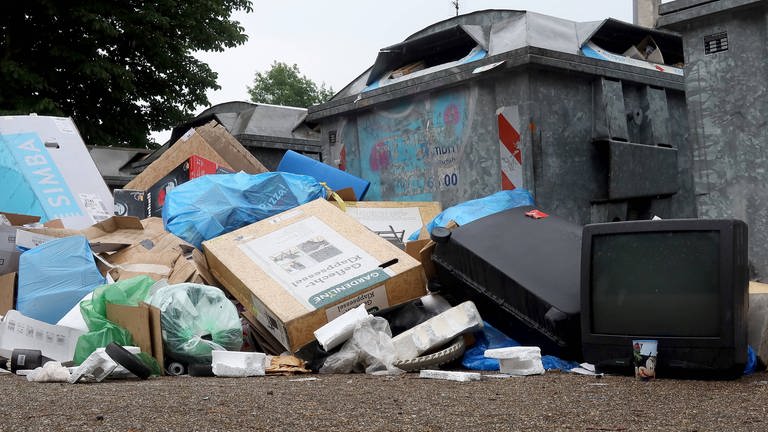 Altpapiercontainer, Müllabladeplatz , illegale Entsorgung von Abfall, Fernsehgeräten, Teppichen ,Koffern ,Farbeimern und Plastikmüll. (Foto: IMAGO, IMAGO / Udo Gottschalk)