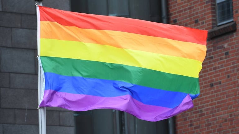Regenbogenflagge (Foto: IMAGO, IMAGO / Revierfoto)