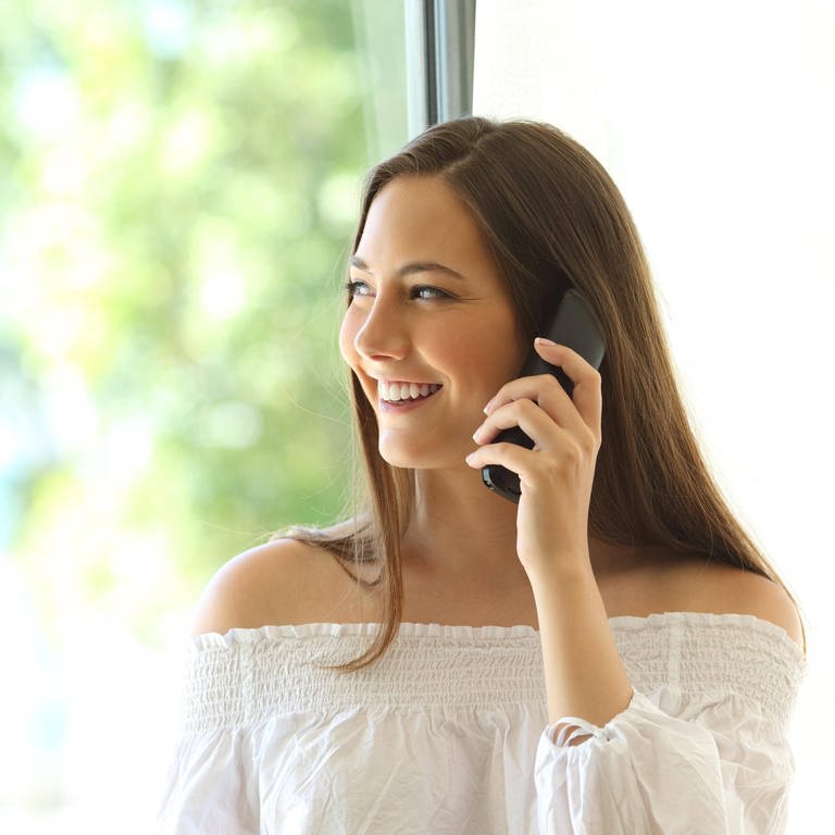 IMAGO  Panthermedia (Foto: IMAGO, Girl calling on phone landline at home ,model released, Symbolfoto)