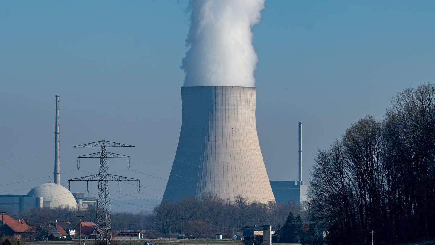 Wasserdampf steigt aus dem Kühlturm vom Atomkraftwerk (AKW) Isar 2. (Foto: dpa Bildfunk, picture alliance/dpa | Armin Weigel)