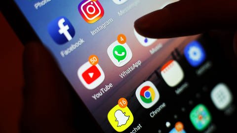 Auf einem Smartphone sind verschieden Social Media Apps wie unter anderem  Facebook, Whatsapp und YouTube zu sehen (Foto: DASDING)