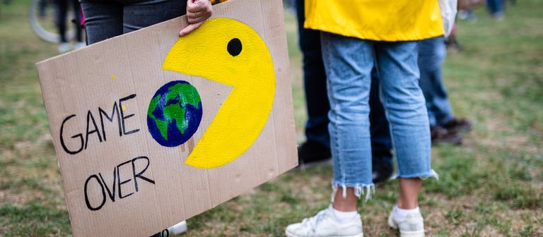 «Game Over» steht beim globalen Klimastreik der Klimaschutzbewegung Fridays for Future auf dem Plakat einer Teilnehmerin geschrieben. (Foto: DASDING)