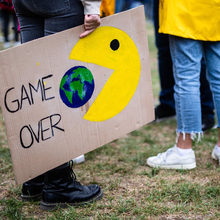 «Game Over» steht beim globalen Klimastreik der Klimaschutzbewegung Fridays for Future auf dem Plakat einer Teilnehmerin geschrieben. (Foto: DASDING)