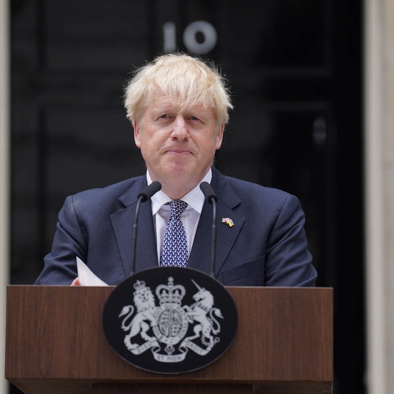 Boris Johnson, Premierminister von Großbritannien, verliest vor der 10 Downing Street eine Erklärung, in der er offiziell seinen Rücktritt als Vorsitzender der Konservativen Partei erklärt. (Foto: dpa Bildfunk, picture alliance/dpa/PA Wire | Stefan Rousseau)