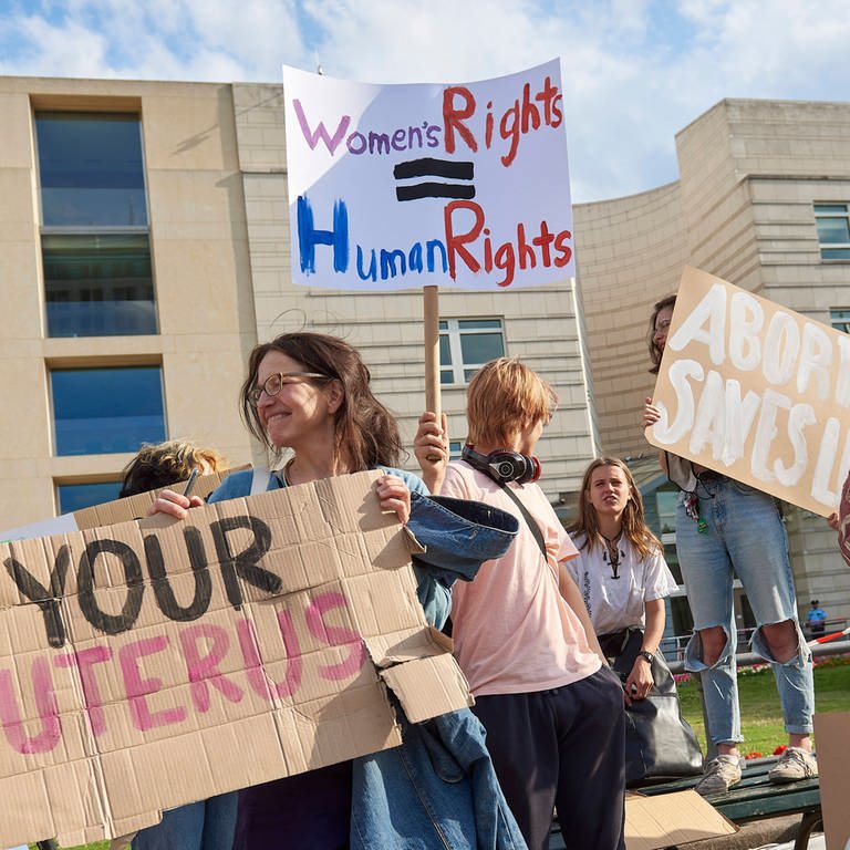 Protest vor der US Botschaft gegen das Abtreibungsverbot in den USA  (Foto: IMAGO, IMAGO / Mike Schmidt)