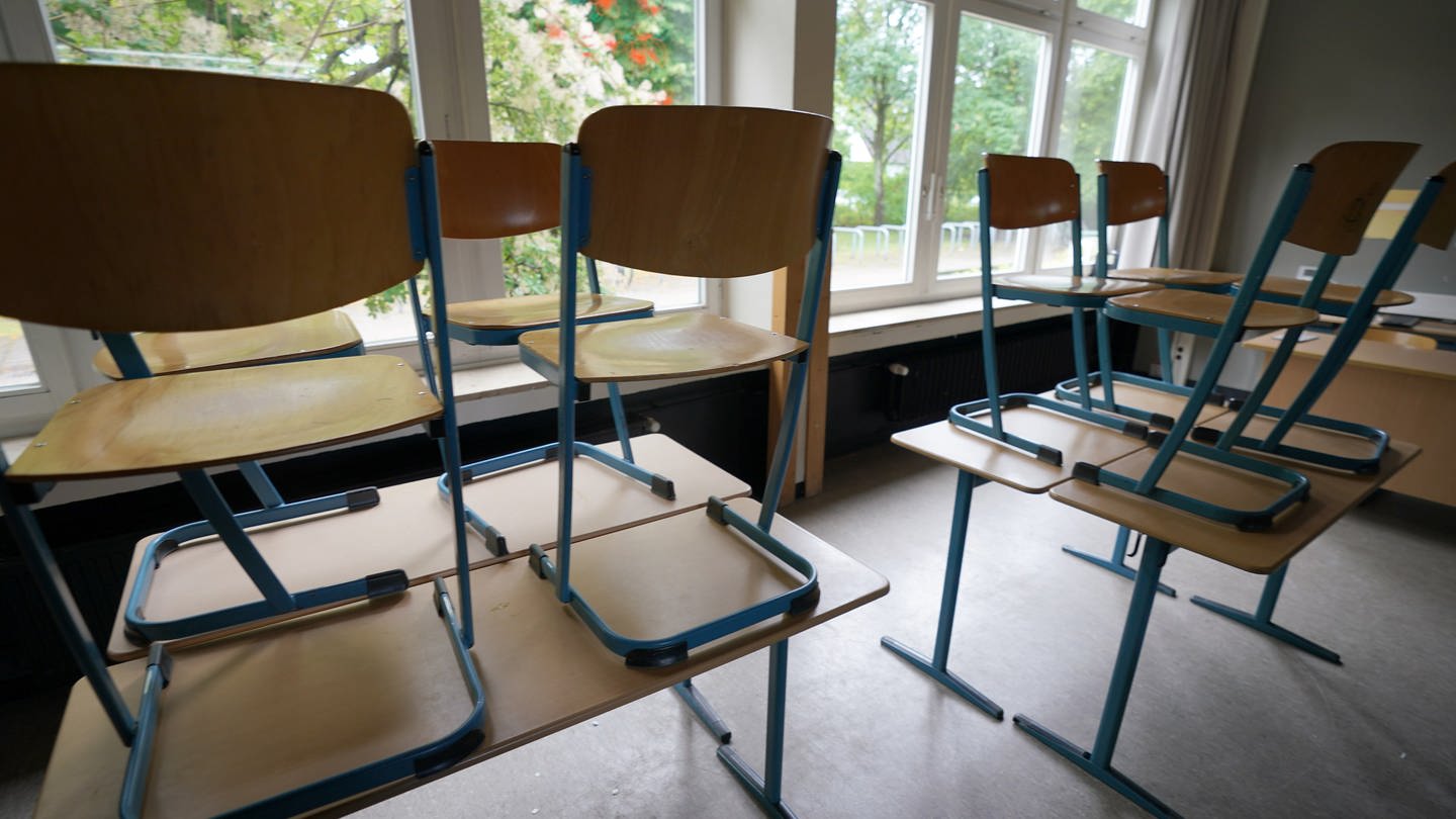 Stühle stehen in einem Klassenraum in einer Schule auf den Tischen. (Foto: dpa Bildfunk, picture alliance | Marcus Brandt)