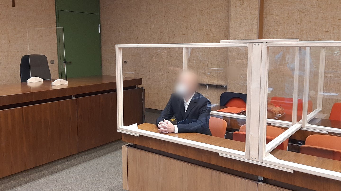 Der Angeklagte sitzt auf der Anklagebank. (Foto: picture-alliance / Reportdienste, picture alliance/dpa | Britta Schultejans)