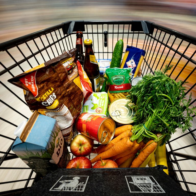 Ein Einkauf liegt in einem Einkaufswagen in einem Supermarkt. (Foto: dpa Bildfunk, Picture Alliance)