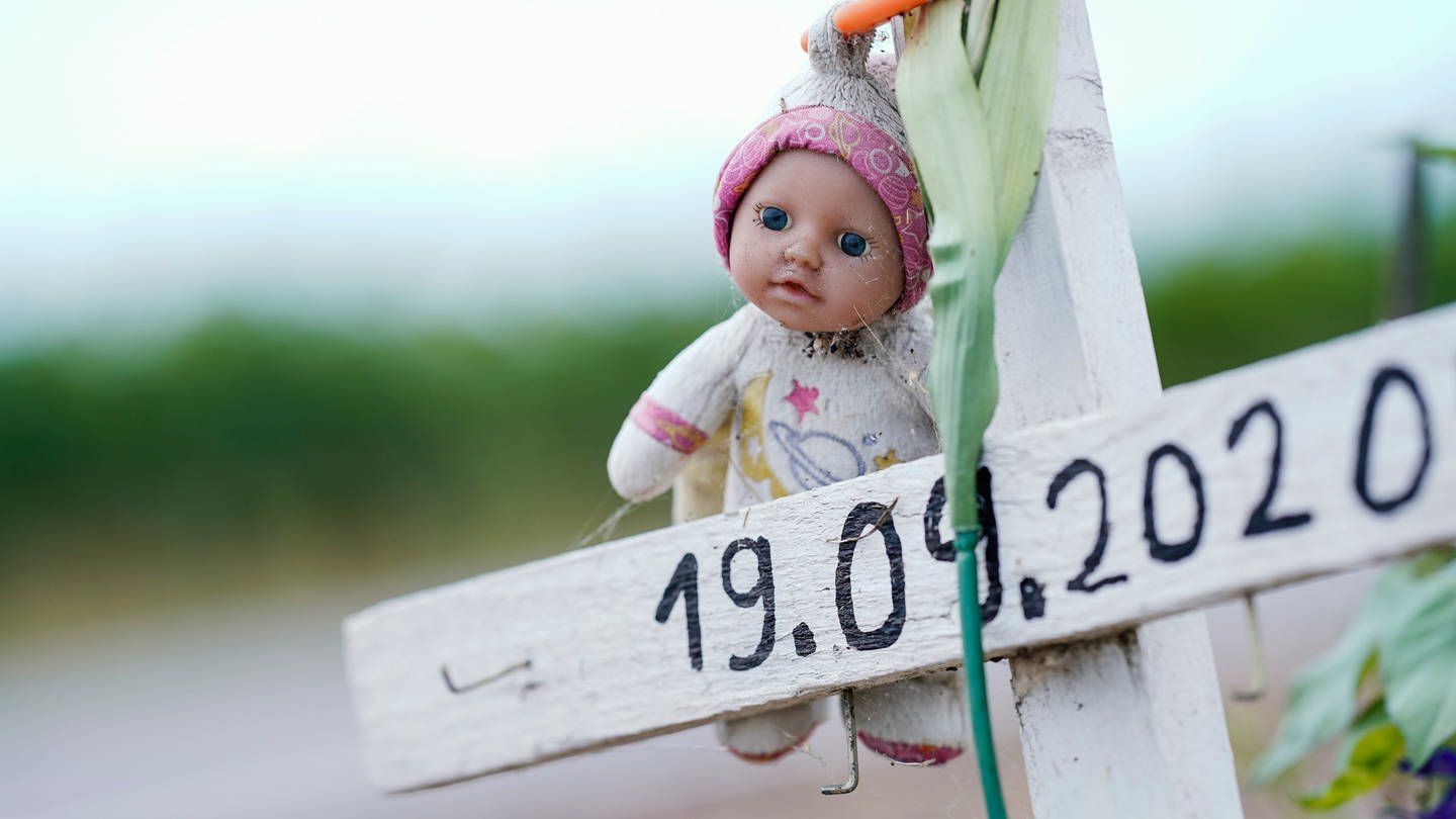 Eine Puppe hängt an einem Kreuz am Straßenrand der K1 bei Weisenheim am Berg