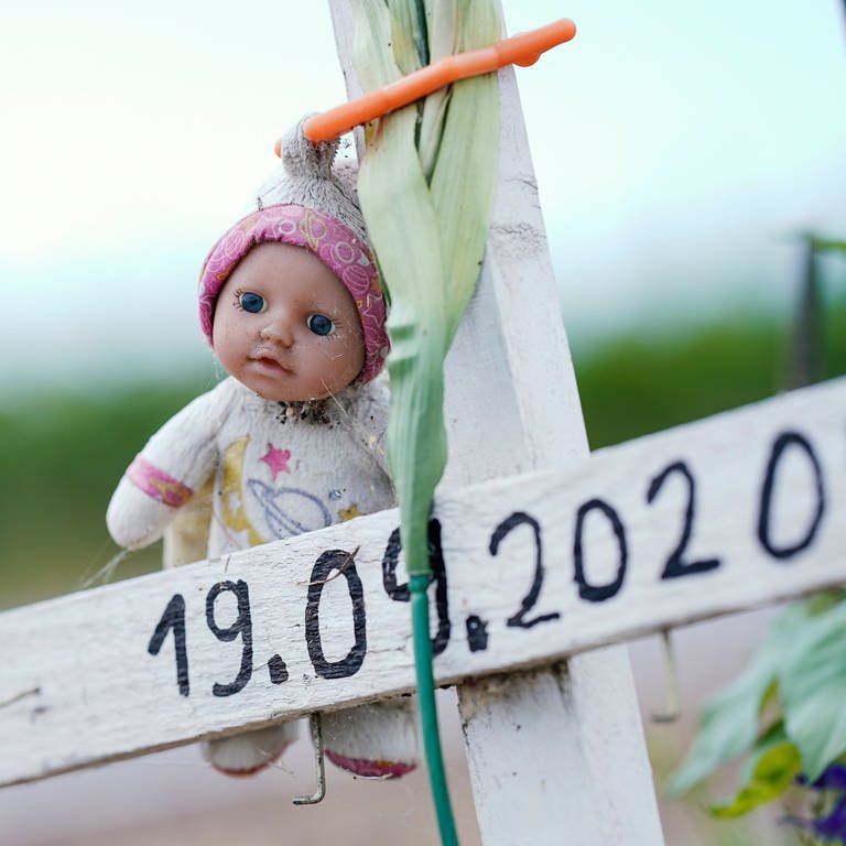 Eine Puppe hängt an einem Kreuz am Straßenrand der K1 bei Weisenheim am Berg (Foto: dpa Bildfunk, picture alliance/dpa | Uwe Anspach)