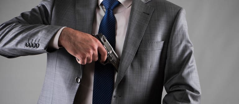 Man pulling out gun from his pocket  (Foto: IMAGO, IMAGO / agefotostock)