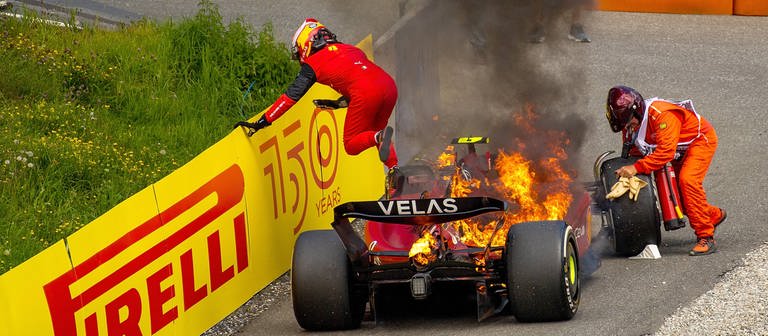 Sainz Auto brennt (Foto: IMAGO, IMAGO / Nordphoto)