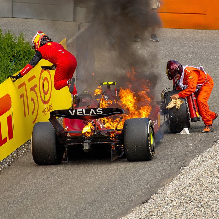 Sainz Auto brennt (Foto: IMAGO, IMAGO / Nordphoto)