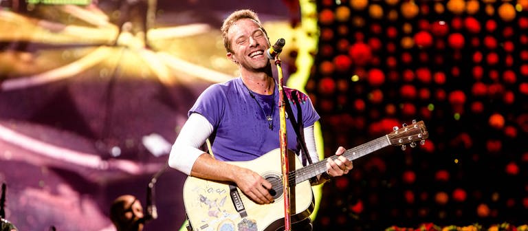Chris Martin gibt mit seiner Band Coldplay ein Konzert. (Foto: dpa Bildfunk, picture alliance/dpa/Pacific Press via ZUMA Wire | Mairo Cinquetti)