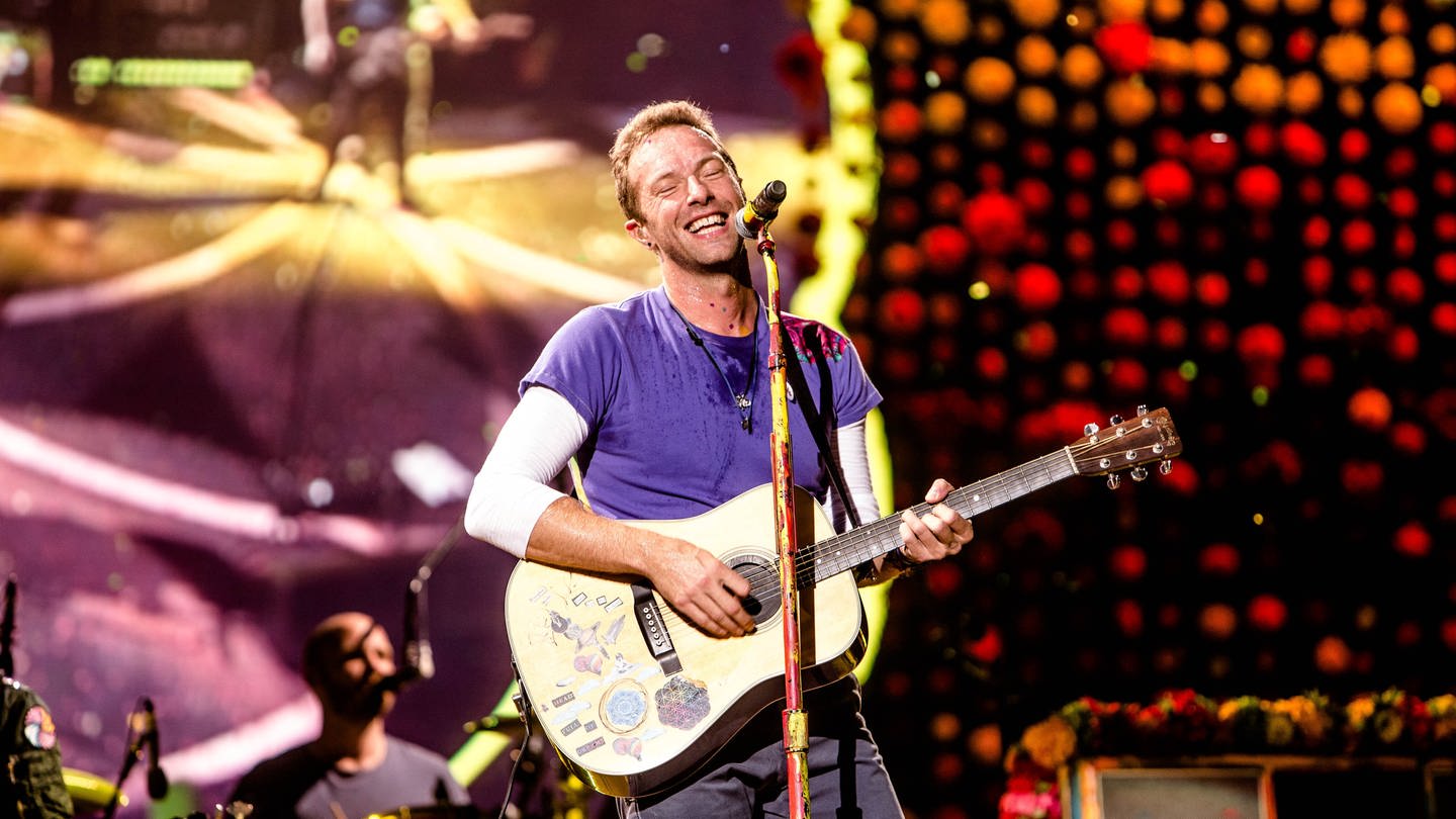 Chris Martin gibt mit seiner Band Coldplay ein Konzert.