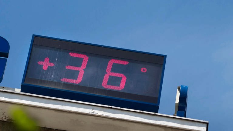 Eine digitale Anzeige zeigt 36 Grad Temperatur an. (Foto: dpa Bildfunk, picture alliance / dpa | Frank Rumpenhorst)