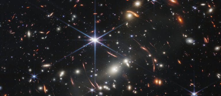 Das von der US-amerikanischen Weltraumbehörde NASA zur Verfügung gestellte Bild zeigt den Galaxienhaufen SMACS 0723, aufgenommen mit dem James-Webb-Weltraumteleskop.  (Foto: dpa Bildfunk, picture alliance/dpa/NASA/ESA/CSA | Space Telescope Science Institut)