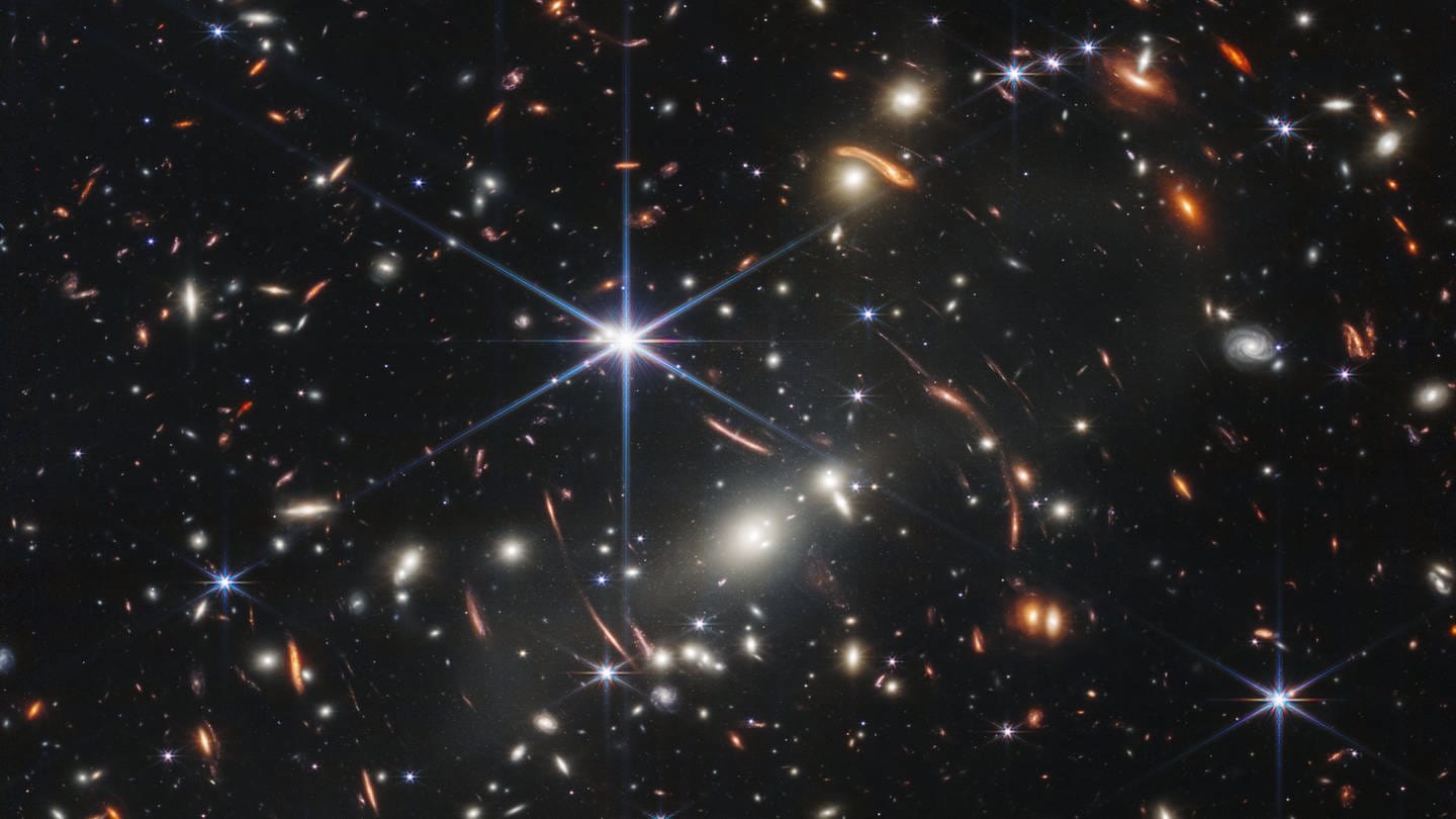Das von der US-amerikanischen Weltraumbehörde NASA zur Verfügung gestellte Bild zeigt den Galaxienhaufen SMACS 0723, aufgenommen mit dem James-Webb-Weltraumteleskop.