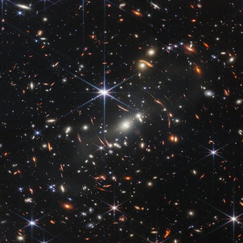 Das von der US-amerikanischen Weltraumbehörde NASA zur Verfügung gestellte Bild zeigt den Galaxienhaufen SMACS 0723, aufgenommen mit dem James-Webb-Weltraumteleskop.  (Foto: dpa Bildfunk, picture alliance/dpa/NASA/ESA/CSA | Space Telescope Science Institut)