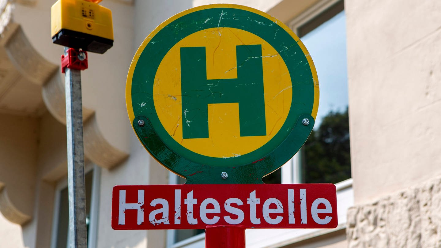 Ein Zeichen Haltestelle an einer Bushaltestelle in Köln. (Foto: DASDING, IMAGO / Manngold)