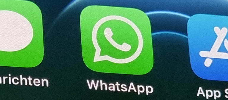 Die App "WhatsApp" wird auf einem Handy-Display angezeigt. (Foto: dpa Bildfunk, picture alliance/dpa | Christoph Dernbach)