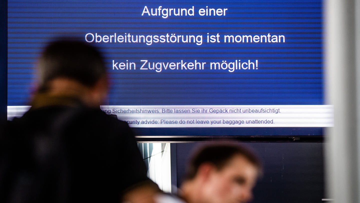 Eine Anzeigetafel im Stuttgarter Hauptbahnhof informiert Fahrgäste darüber, dass der Zugverkehr wegen eines Oberleitungsschadens aktuell nicht möglich ist.