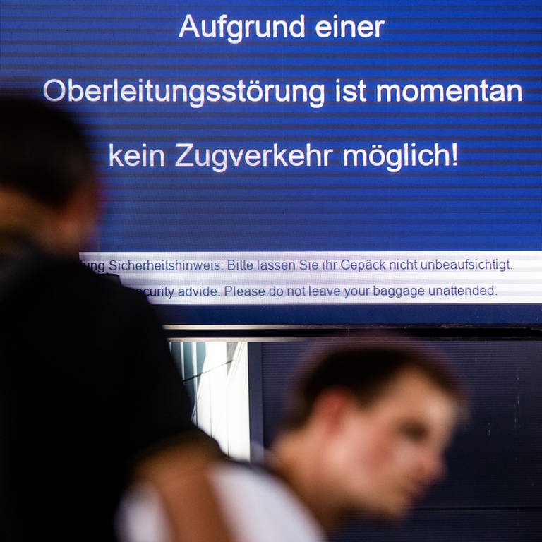 Eine Anzeigetafel im Stuttgarter Hauptbahnhof informiert Fahrgäste darüber, dass der Zugverkehr wegen eines Oberleitungsschadens aktuell nicht möglich ist. (Foto: DASDING)