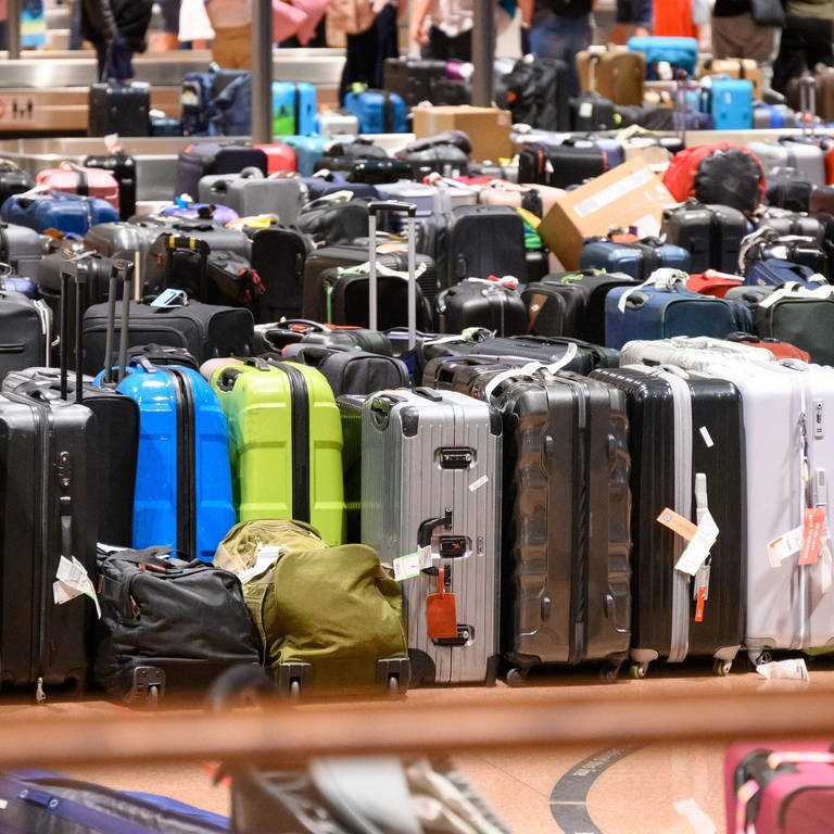 Viele Koffer am Flughafen  (Foto: dpa Bildfunk, picture alliance/dpa | Jonas Walzberg)