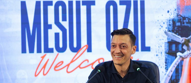 Mesut Özil, Fußballspieler aus Deutschland, spricht während einer Pressekonferenz. (Foto: dpa Bildfunk, picture alliance/dpa/AP | Uncredited)