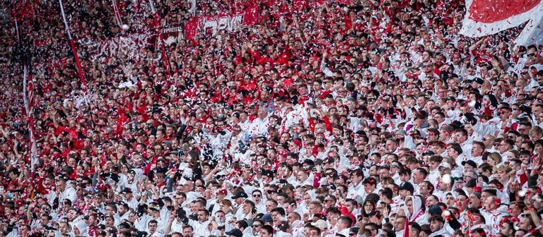 Fans in der Westkurve des Betzenbergs (Foto: IMAGO,  xEibner-Pressefoto/AlexanderxNeisx)