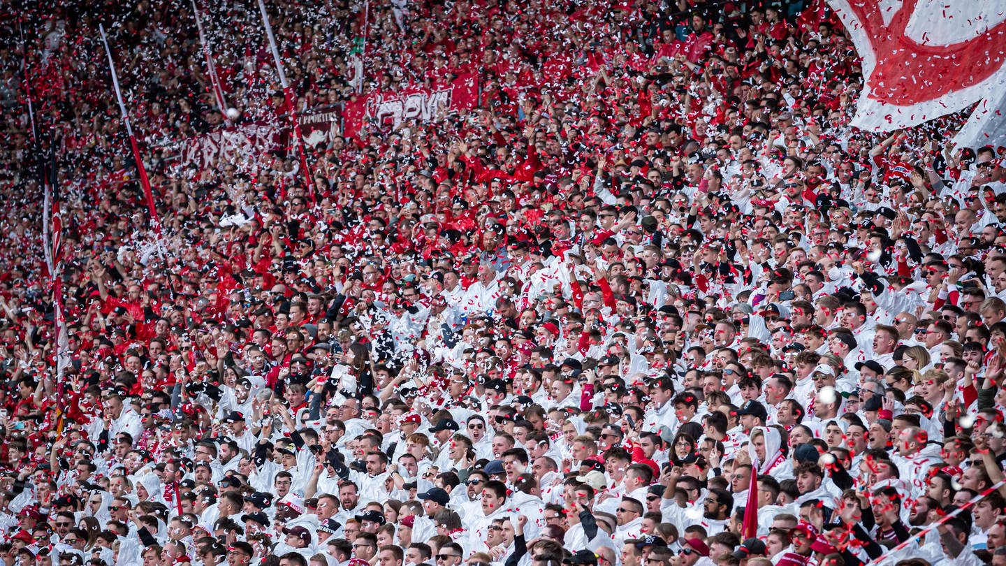 Fans in der Westkurve des Betzenbergs (Foto: IMAGO,  xEibner-Pressefoto/AlexanderxNeisx)