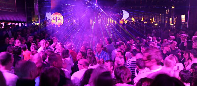 Menschen tanzen in einer Disko in Stuttgart (Foto: picture-alliance / Reportdienste, picture alliance / dpa | Franziska Kraufmann)