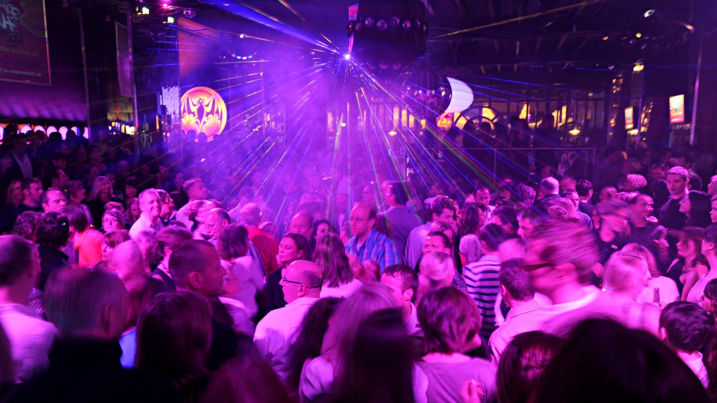 Menschen tanzen in einer Disko in Stuttgart