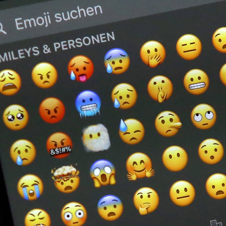 Auf einem Smartphone-Display sind sehr viele Smiley-Emojis zu sehen. (Foto: IMAGO, IMAGO / Rene Traut)